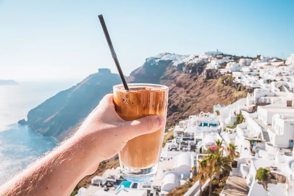 Café frappé in Thira in Griechenland