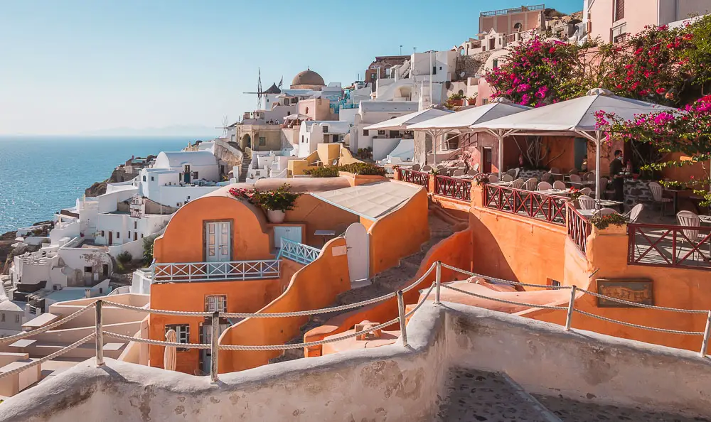 Oia in Santorini am Abend in Griechenland