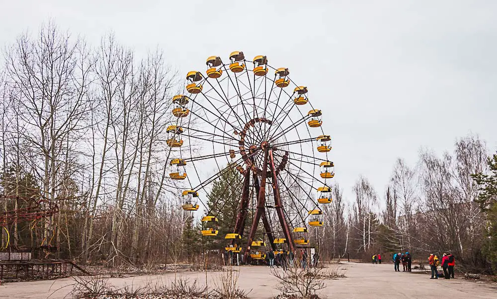 Platz vor dem Riesenrad in Prypjat in der Tschernobyl Sperrzone in der Ukraine