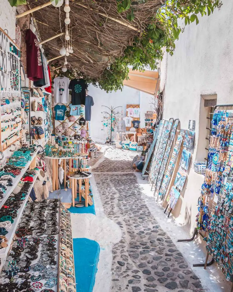 Souvenir Strasse in Pyrgos in Santorini in Griechenland