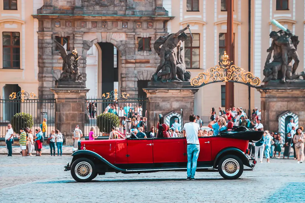 Fahrer von einem Auto in Prag in Tschechien Fahrer von einem Auto in Prag in Tschechien