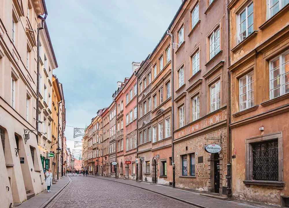 Gasse in der Altstadt von Warschau in Polen