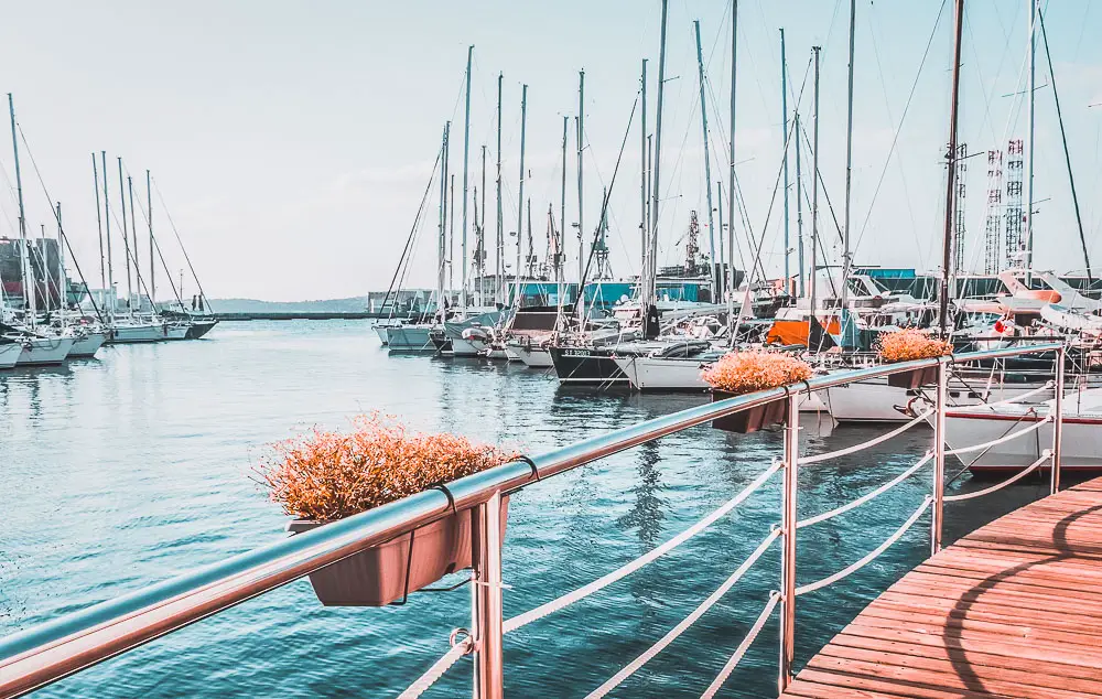 Segelschiffe in einem Hafen in Kroatien