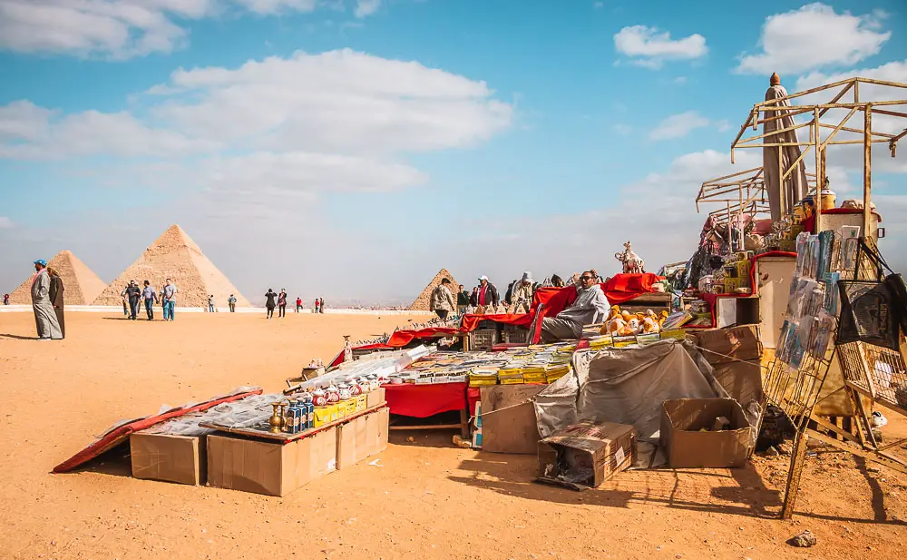 Souvenirs vor den Pyramiden von Gizeh in Kairo in Ägypten