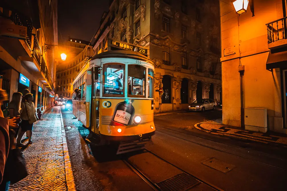 Straßenbahn in Lissabon in der Nacht in Portugal