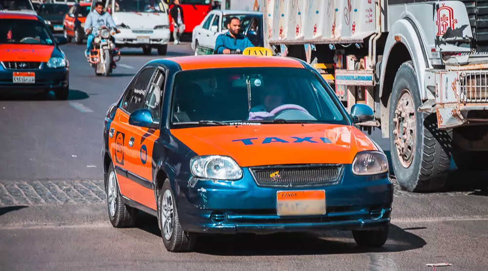 Taxi auf einer Straße in Ägypten