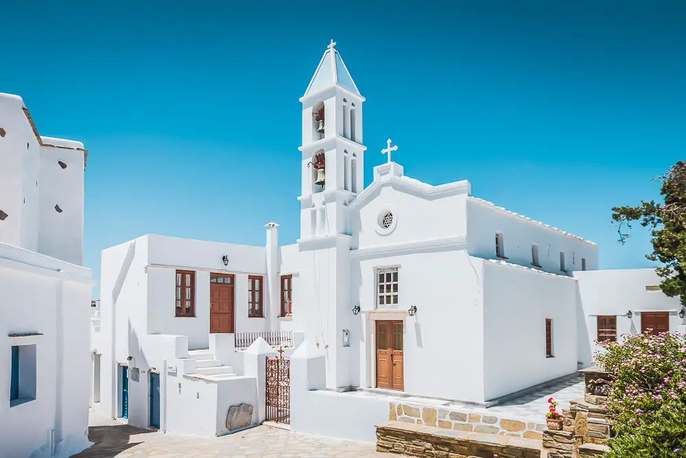 Dorf auf der Insel Tinos in Griechenland im Fruhling