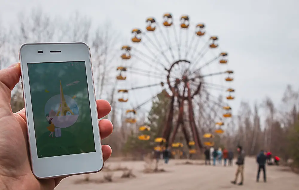 Glocalme vor dem Riesenrad in Prypjat in der Tschernobyl Sperrzone in der Ukraine