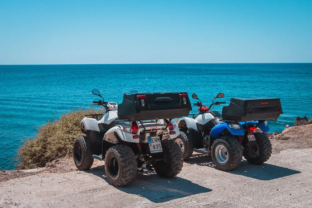 Quad am Meer in Griechenland im Juni