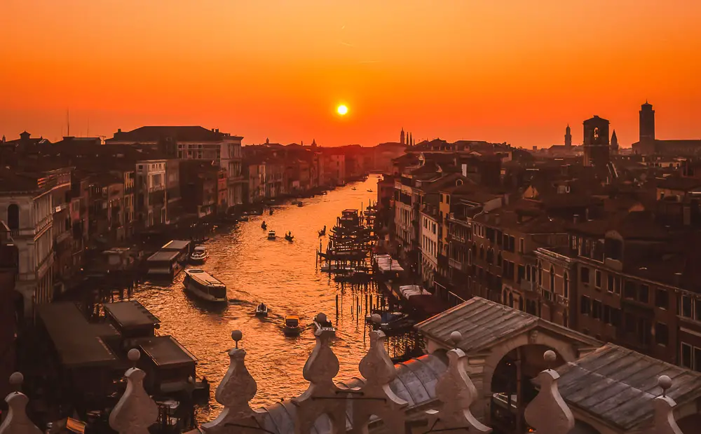 Roter Sonnenaufgang in Venedig als Entsprechung für das italienische Sprichwort Rosso di sera bel tempo si spera rosso di mattina cattivo tempo si avvicina