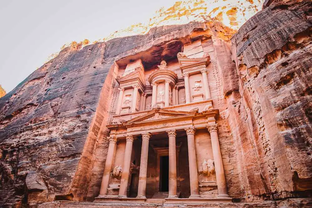 Schatzkammer in den Ruinen von Petra in Jordanien Schatzkammer in den Ruinen von Petra in Jordanien