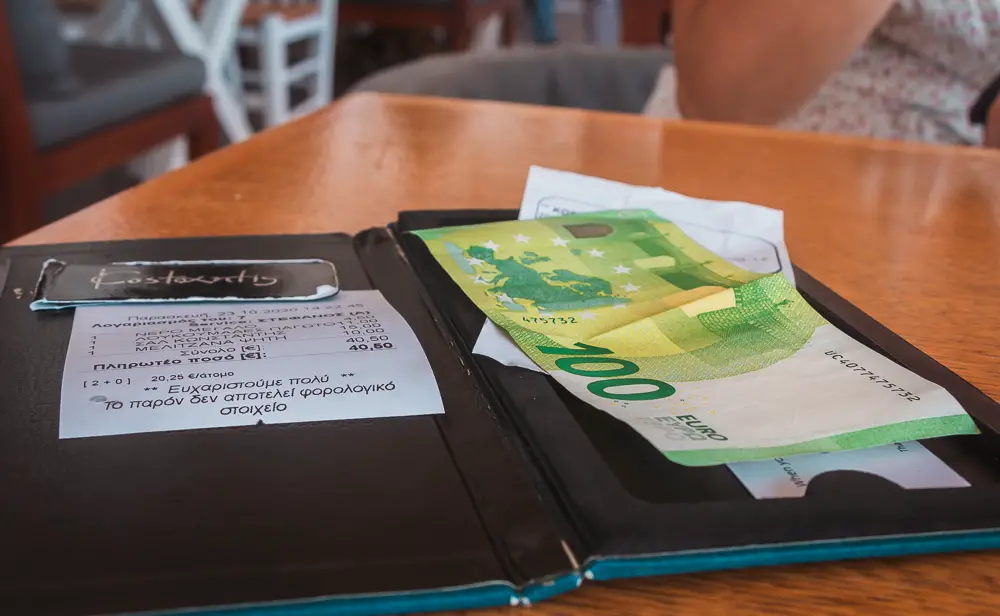 Rechnung in einem Restaurant in Mykonos in Griechenland mit Bargeld