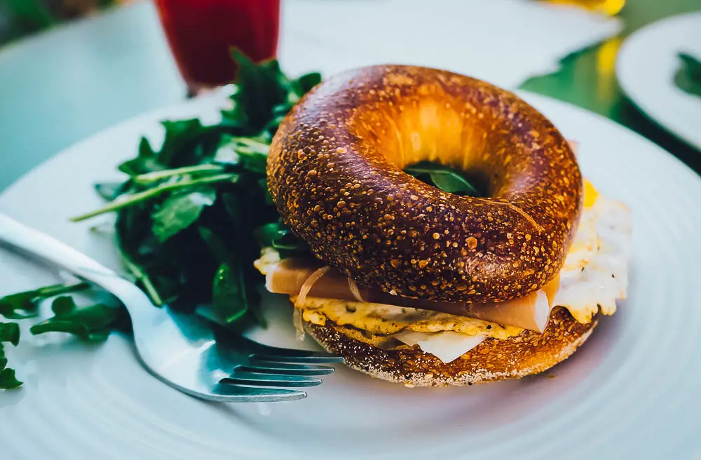 Bagel mit Eggs and Bacon Essen aus den USA Bagel mit Eggs and Bacon aus den USA