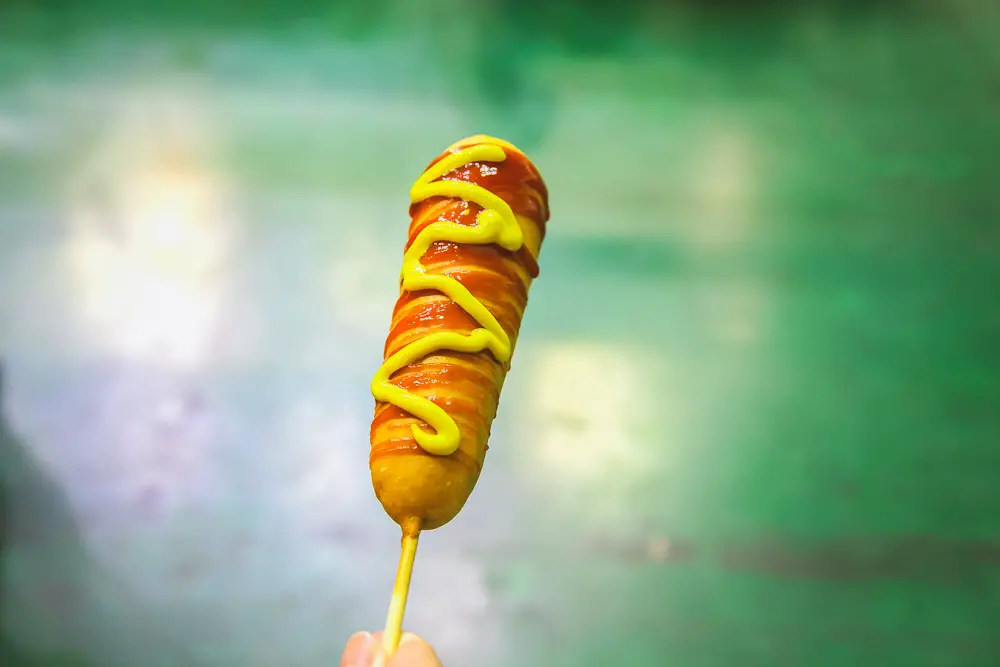 Corn Dogs Essen aus den USA Corn Dogs auf einem Stock aus den USA
