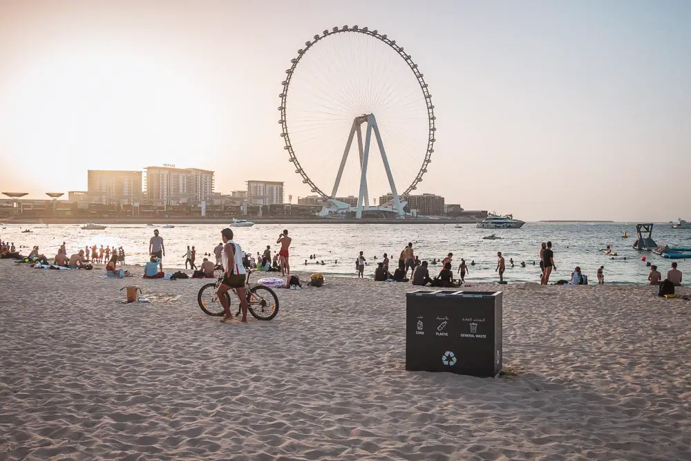 Dubai Marina Riesenrad und Strand in Dubai