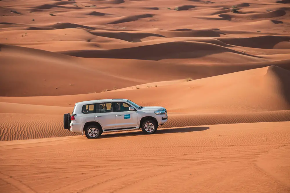 Jeep in der Wüste in Dubai Jeep in der Wüste in Dubai