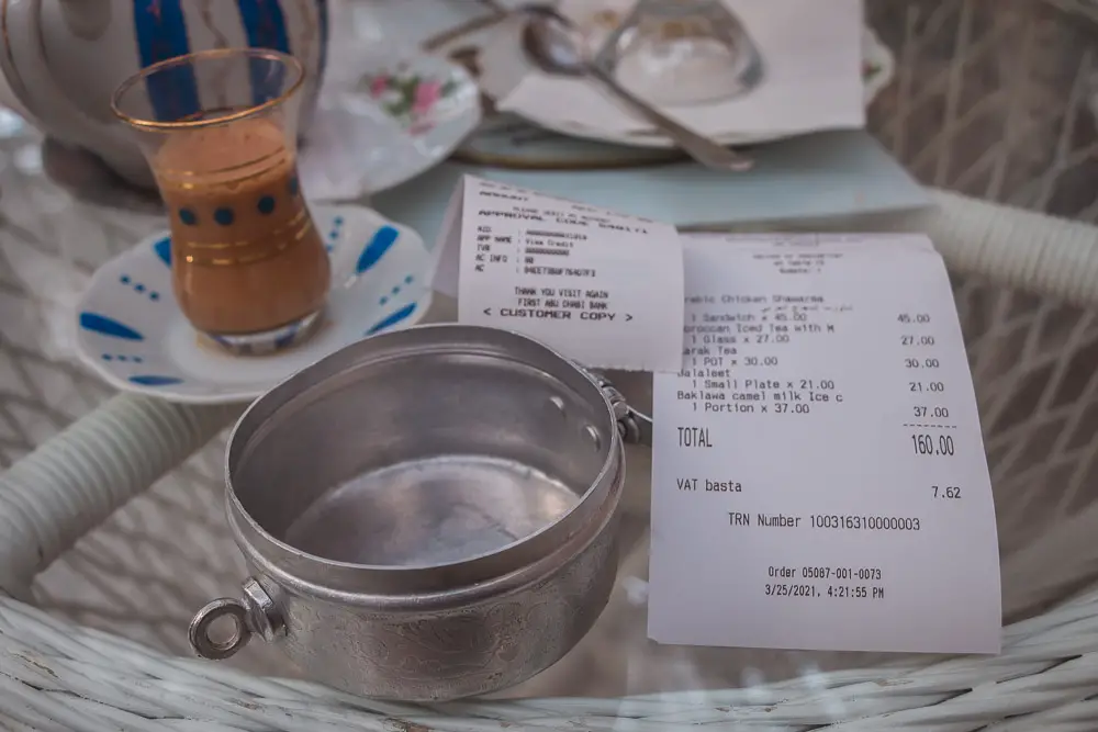 Rechnung in einem Restaurant in Dubai in den Vereinigten Arabischen Emiraten Rechnung in einem Restaurant in Dubai in den Vereinigten Arabischen Emiraten