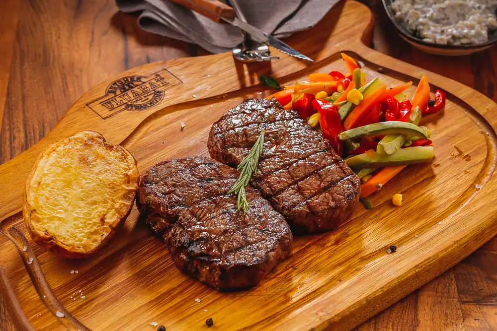 Steak Essen aus den USA Steak auf einem Tablett aus den USA