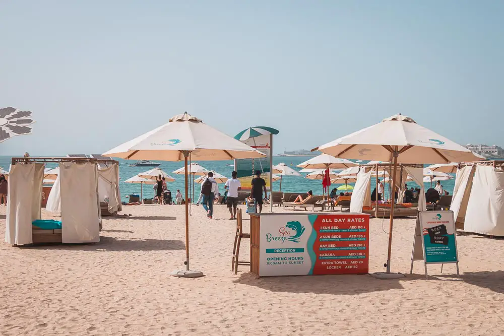 Strandliegen am Marina Beach in Dubai