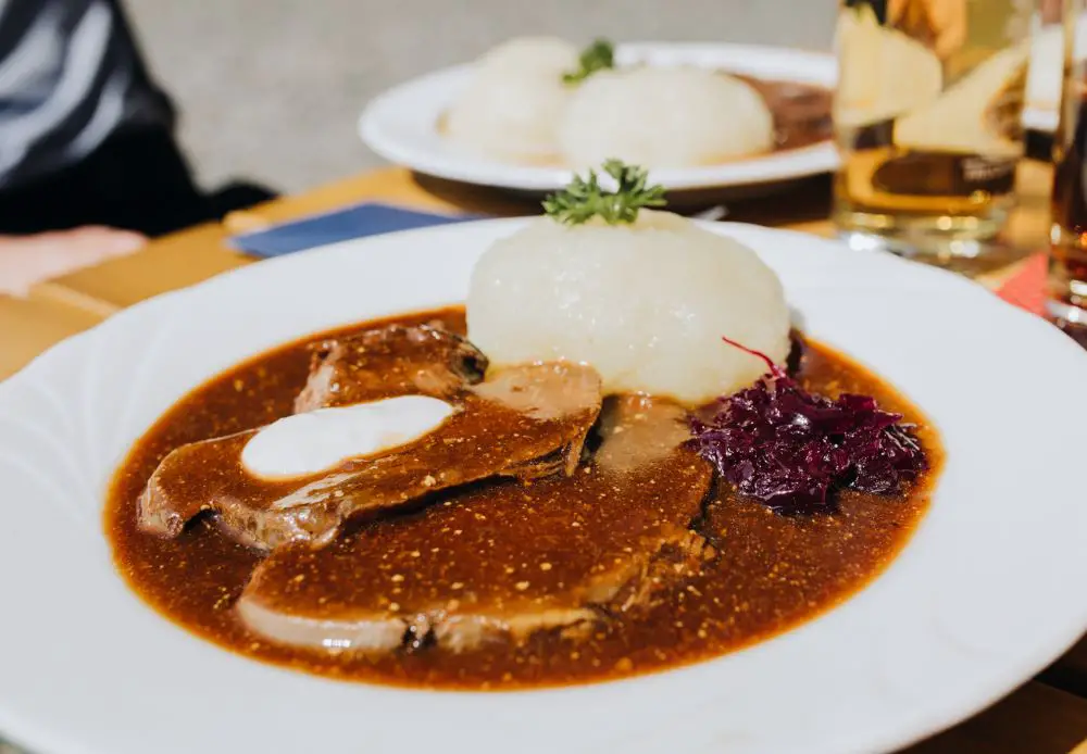 Thüringer Klöße mit Sauerbraten und Rotkraut Lisa Ludwig Vaters Gaststätte von WanderWithIlu.com