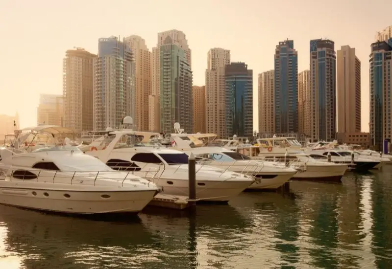 Yacht in Dubai Marina in den Vereinigten Arabischen Emiraten