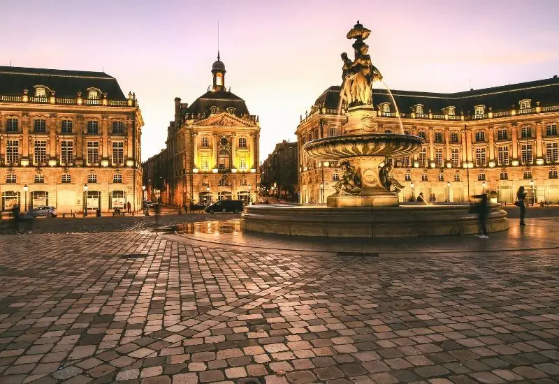 Sehenswürdigkeiten am Hauptplatz von in Bordeaux in Frankreich