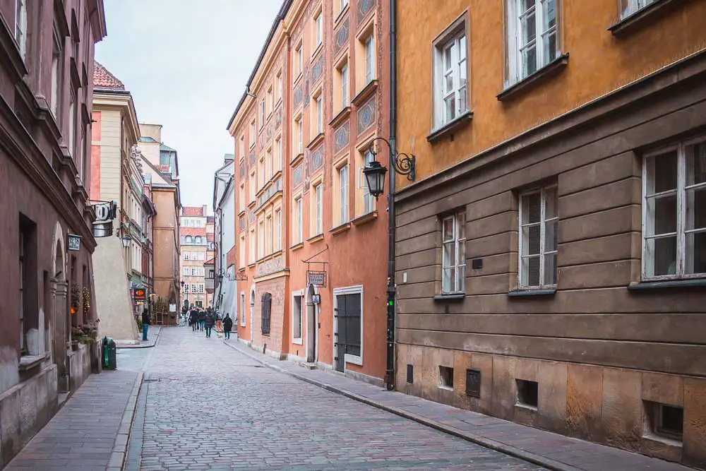 Gasse im Zentrum von Warschau in Polen