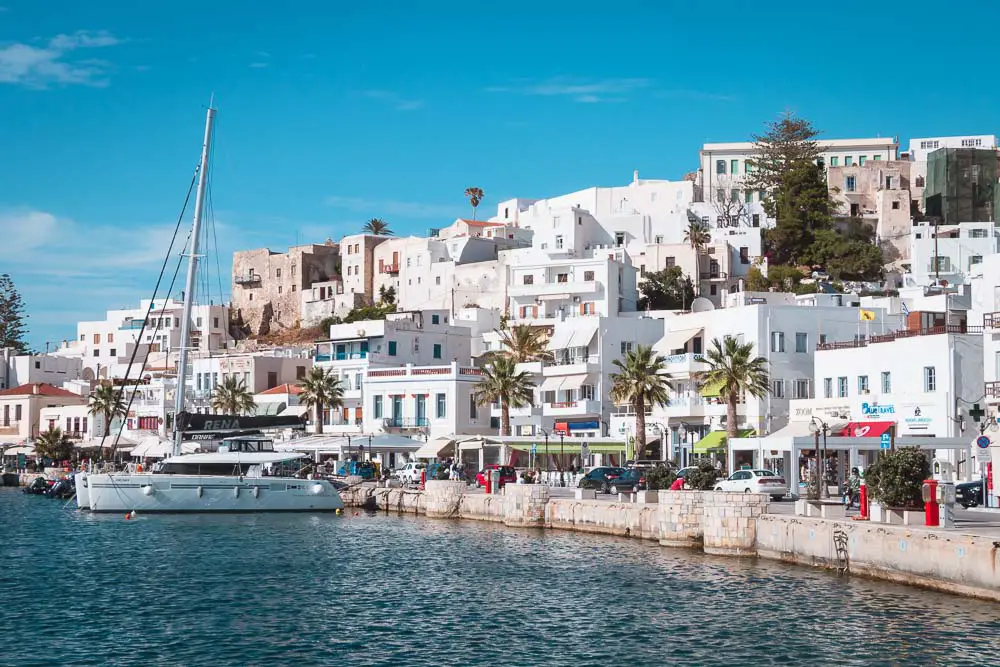 Katamaran im Hafen von Chora in Naxos in Griechenland