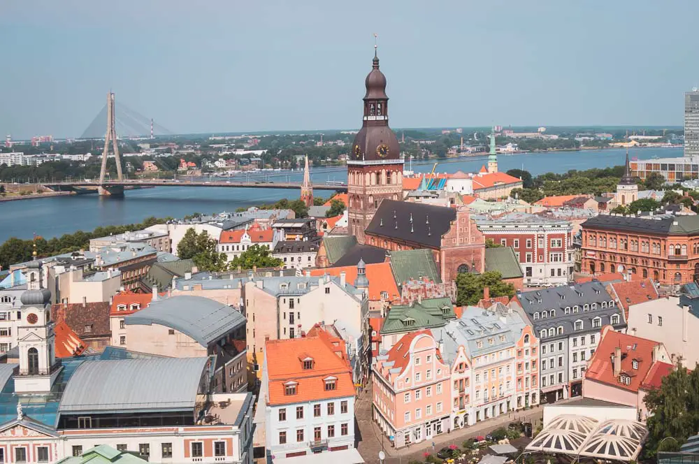 Riga Altstadt mit Rigaer Dom Düna in Lettland