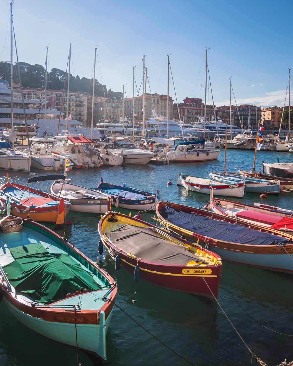 Schiffe im Port de Nice iin Nizza in Frankreich Schiffe im Port de Nice iin Nizza in Frankreich