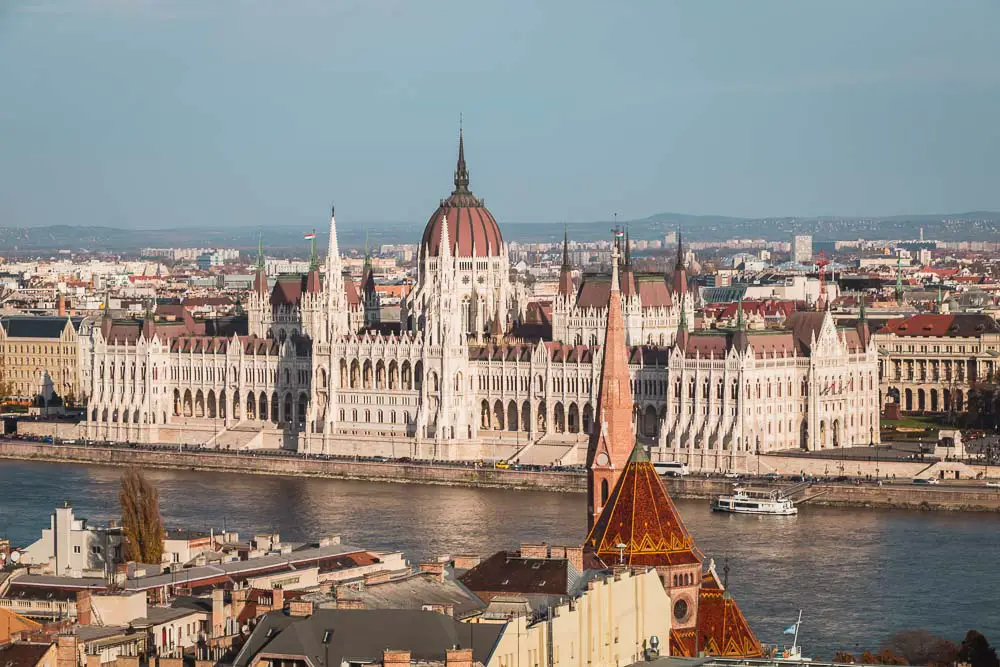 Ausblick auf das Parlament in Budapest in Ungarn