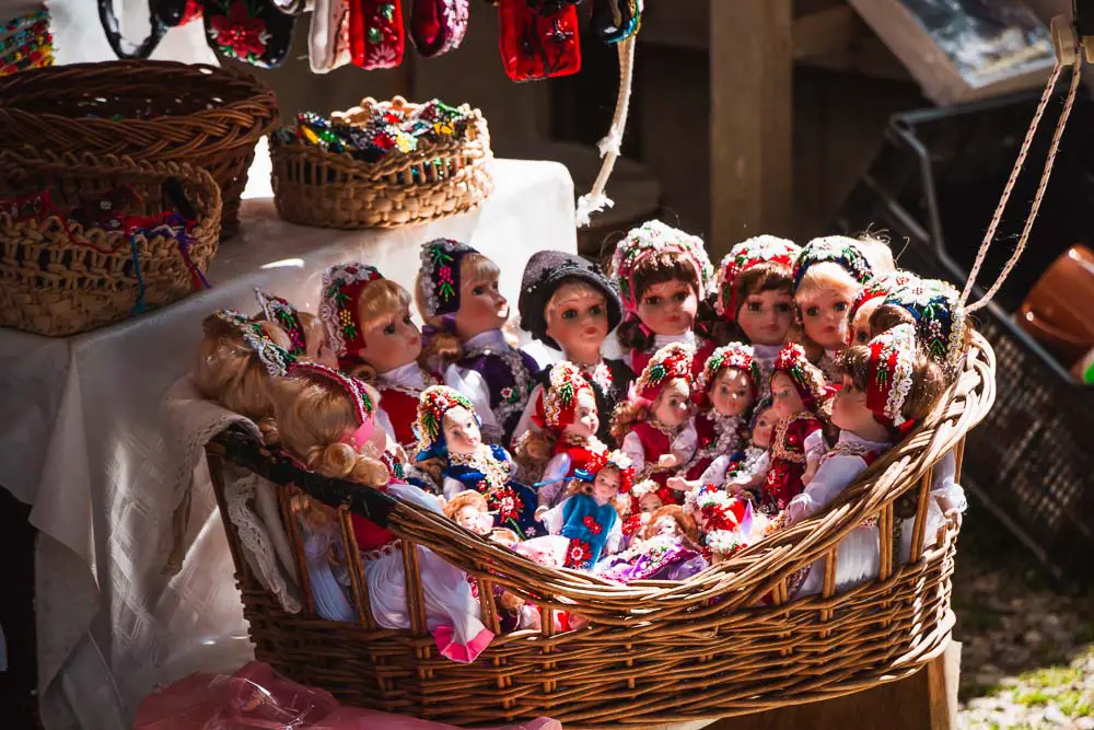 Puppen vom Markt in Bran in Rumänien
