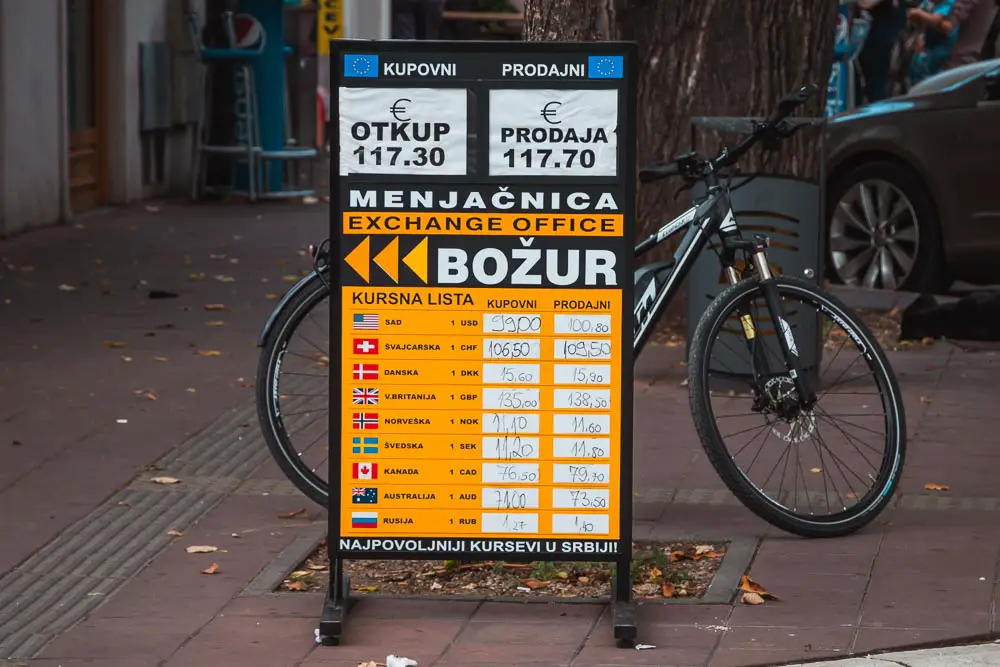 Werbetafel von einer Wechselstube in Serbien