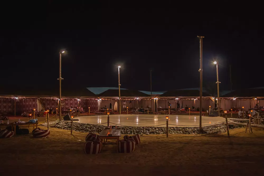 Al Khayma Wüstencamp in Dubai in den VAE in der Nacht