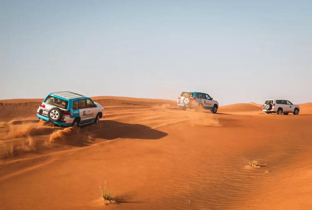 Jeep in der Wüste von Dubai auf einer Düne