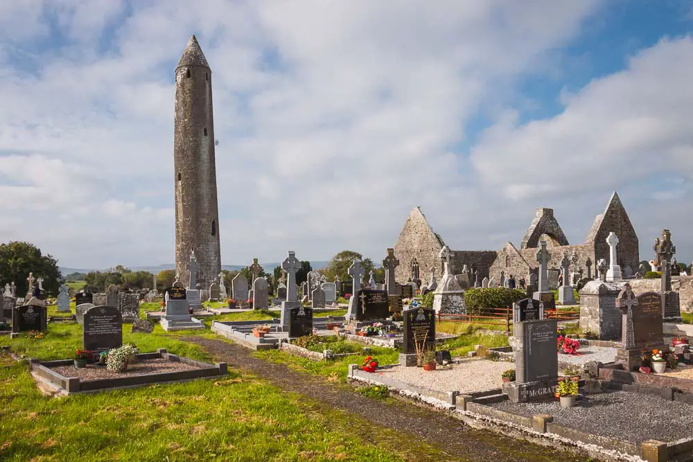 Kilmacduagh Kloster Ruinen in Irland