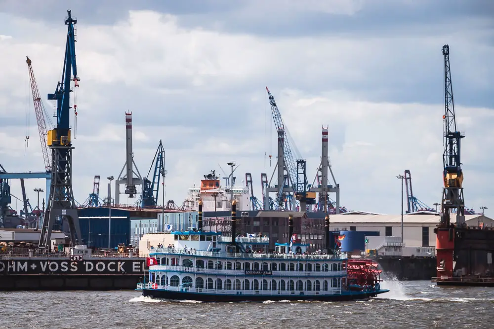 Hafenrundfahrt mit Raddampfer in Hamburg in Deutschland