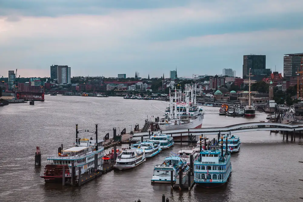 Hamburger Hafen Bild bei Regen in Deutschland