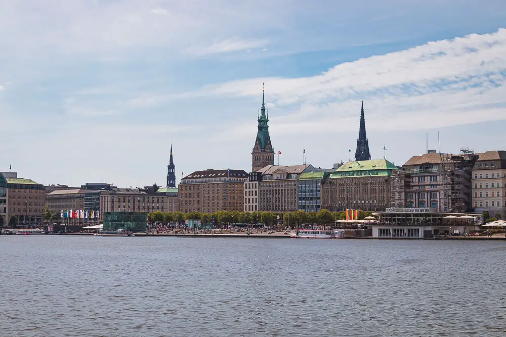 Jungfernstieg mit Binnenalster in Hamburg in Deutschland