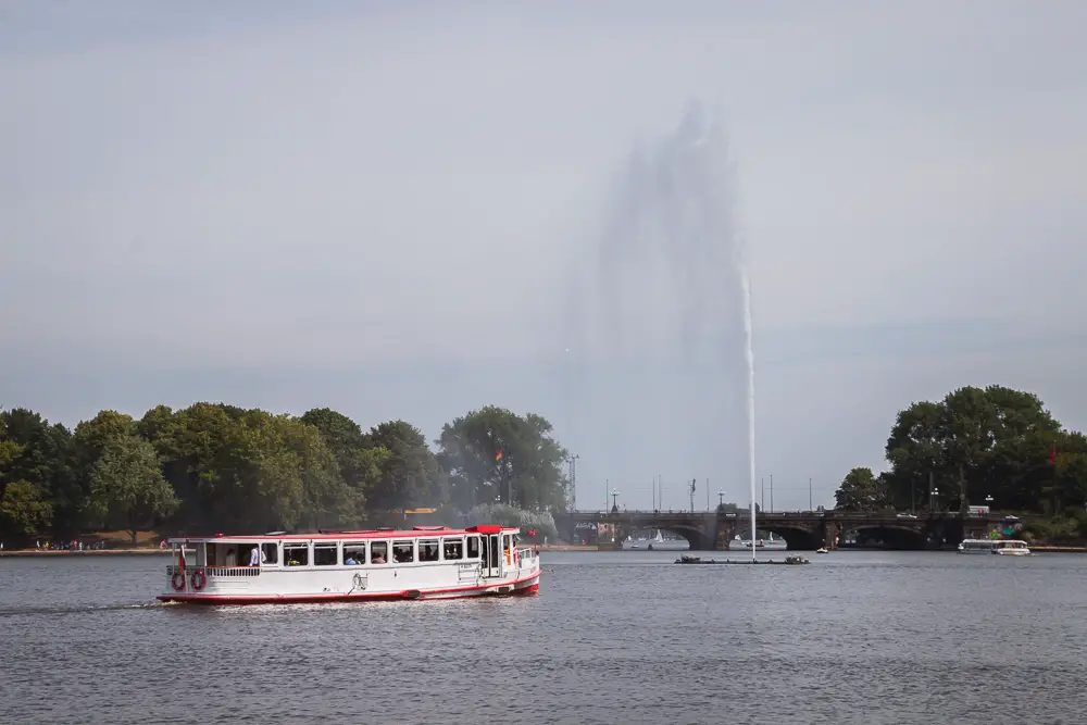 Schiff Binnenalster in Hamburg in Deutschland Schiff Binnenalster in Hamburg in Deutschland