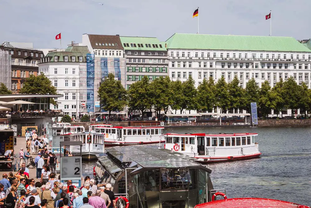 Schiff Jungfernstieg in Hamburg in Deutschland Schiff Jungfernstieg in Hamburg in Deutschland