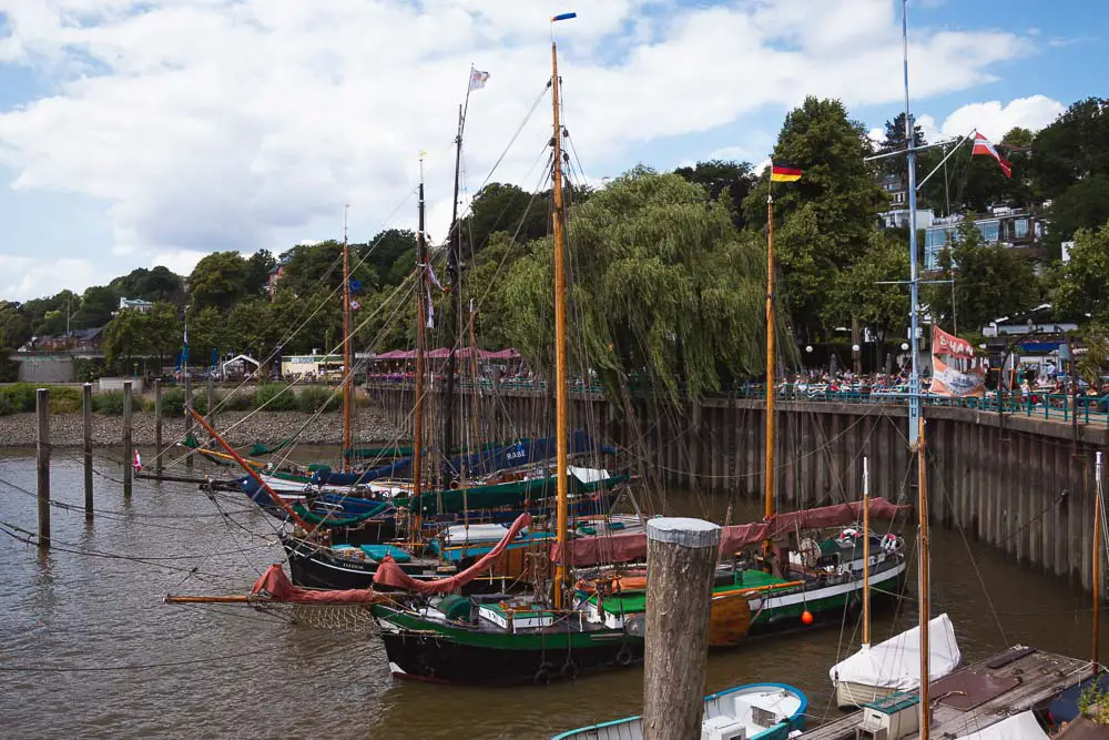 Schiffe Museumshafen Övelgönne in Hamburg in Deutschland