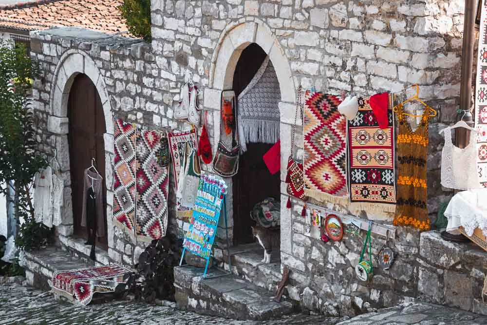 Souvenirladen in einer Gasse in Albanien