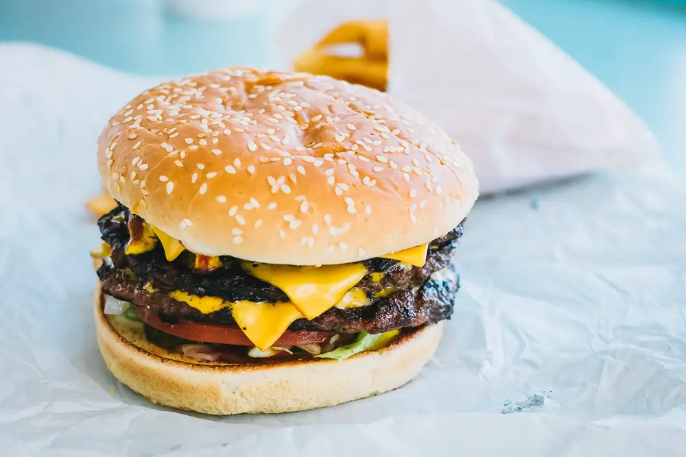 Burger in einem Fast-Food-Restaurant in den USA Burger in einem Fast-Food-Restaurant in den USA