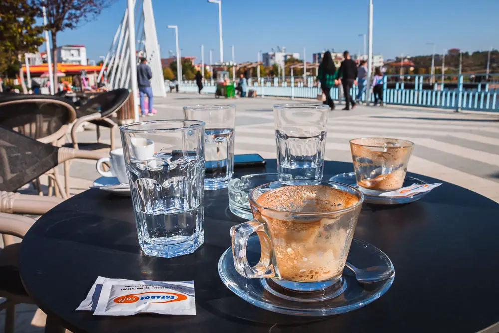 Kaffee am Belsh See in Albanien