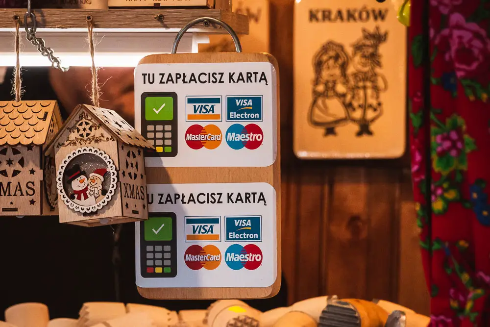 Akzeptierte Karten in einem Markt in Krakau in Polen