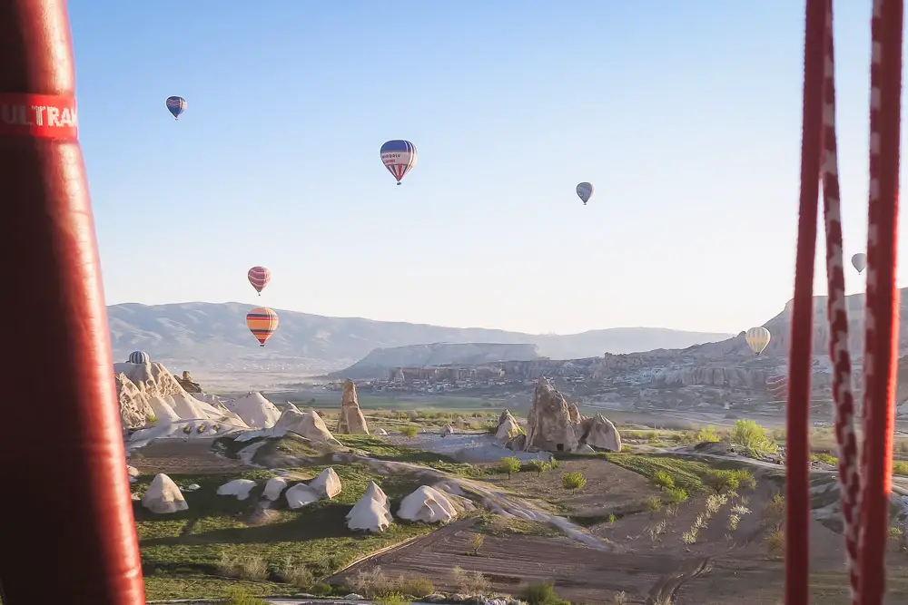 Ausblick aus dem Korb von einem Heißluftballon in Kappadokien Türkei Ausblick aus dem Korb von einem Heißluftballon in Kappadokien Türkei