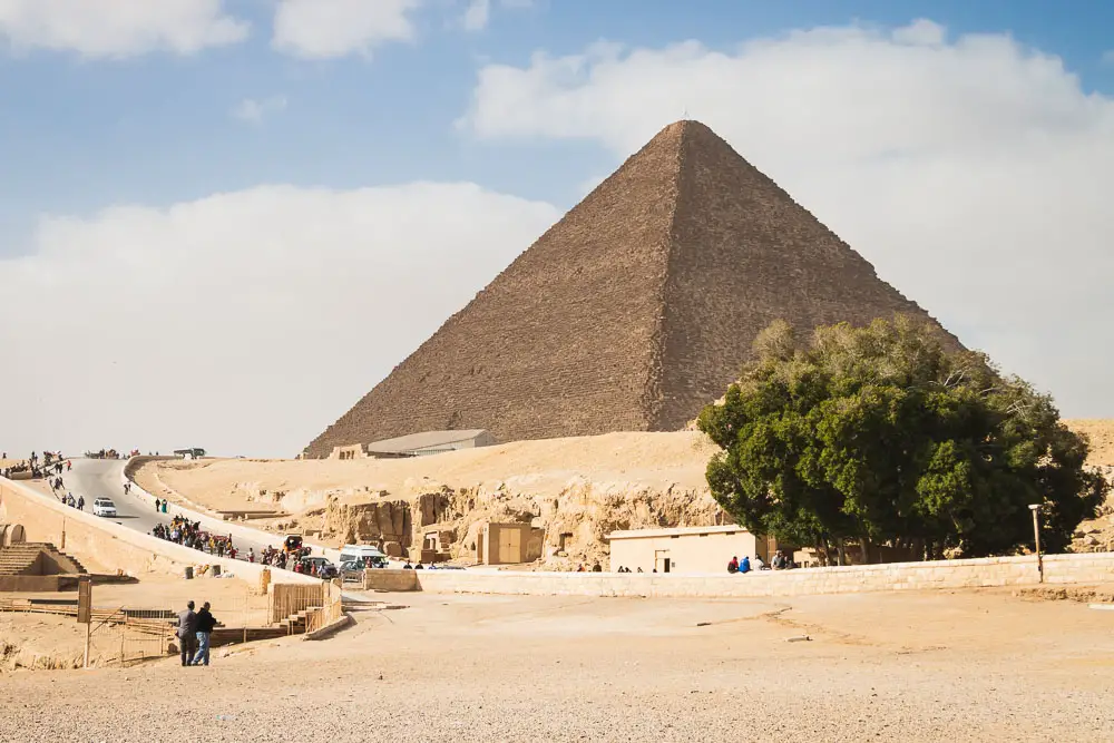 Ausgang Pyramiden von Gizeh in Kairo Ägypten