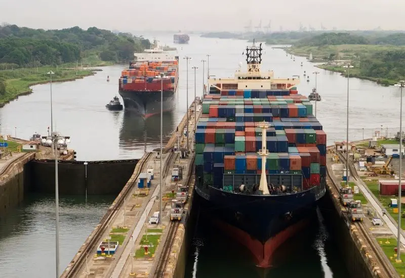 Frachtschiff im Panama Kanal in Panama