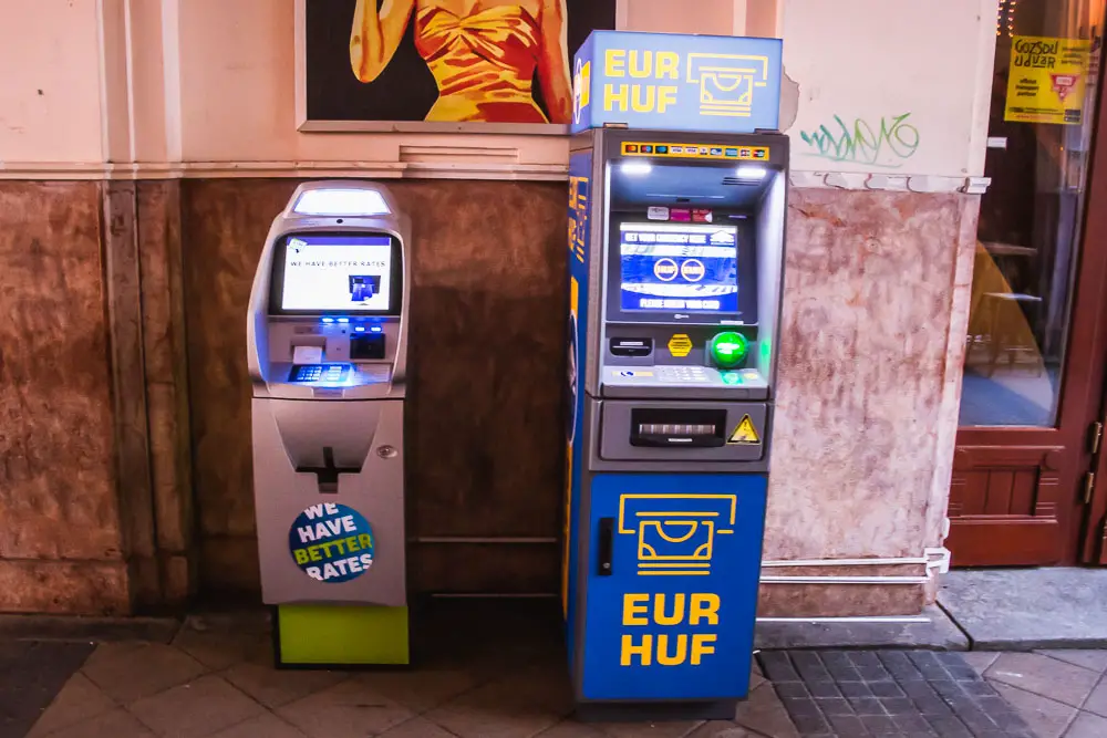 Geldautomat im Nightlife in Budapest in Ungarn